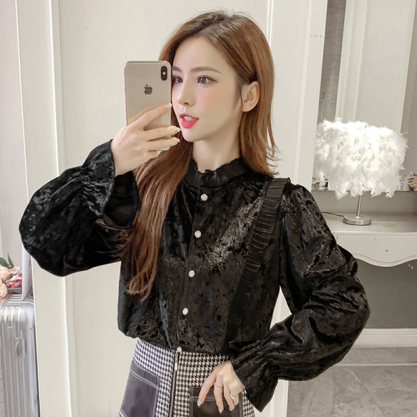 Įprasti moteriški aksominiai marškiniai su sagomis ir aukšta apykakle