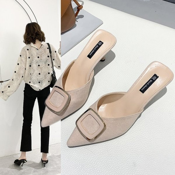 Elegáns női eko velúr papucs fém díszítéssel, alacsony sarokkal