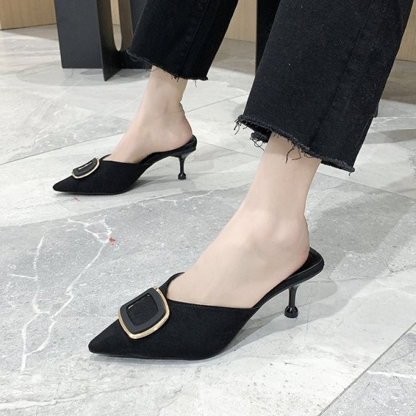 Elegáns női eko velúr papucs fém díszítéssel, alacsony sarokkal