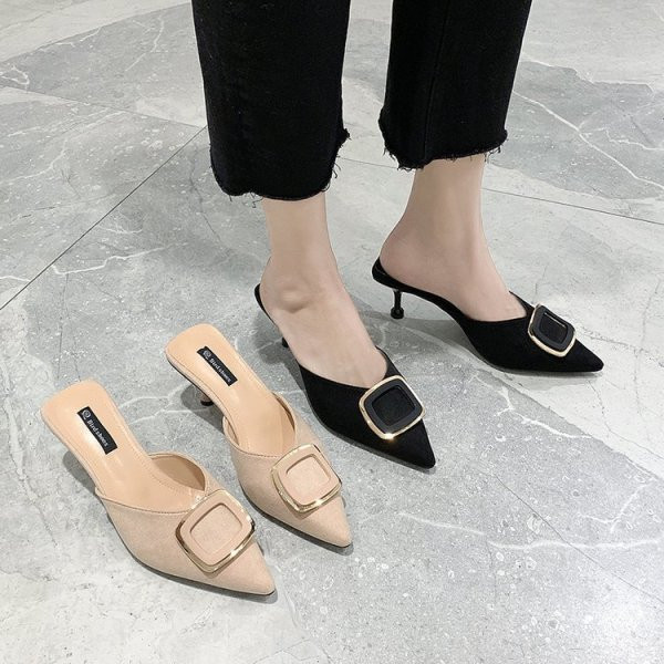 Elegáns női eko velúr papucs fém díszítéssel, alacsony sarokkal