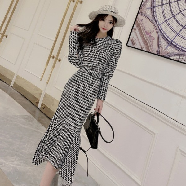 Tavaszi női ruha, hosszú ujjal, kivágott aljával