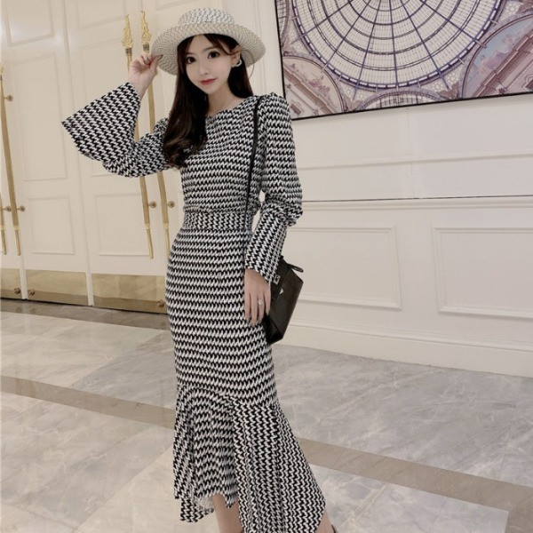 Tavaszi női ruha, hosszú ujjal, kivágott aljával