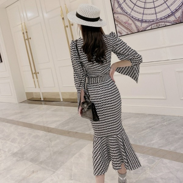 Tavaszi női ruha, hosszú ujjal, kivágott aljával