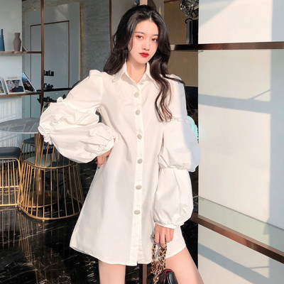 Stilīga sieviešu balta kleita ar klasisku apkakli, platām piedurknēm un pogām