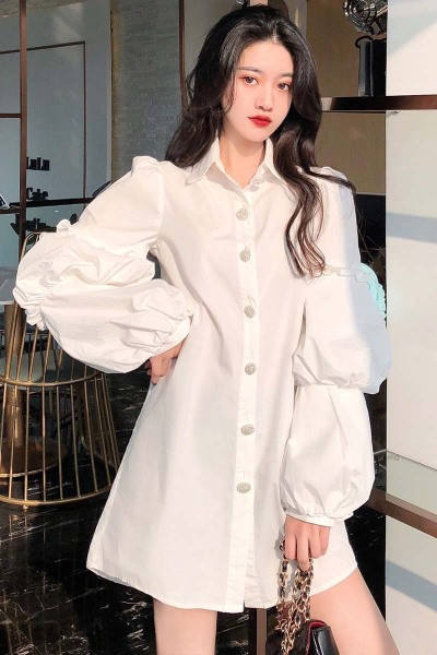 Stilīga sieviešu balta kleita ar klasisku apkakli, platām piedurknēm un pogām