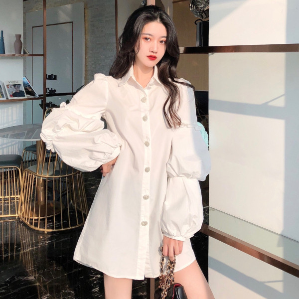 Stilīga sieviešu balta kleita ar klasisku apkakli, platām piedurknēm un pogām