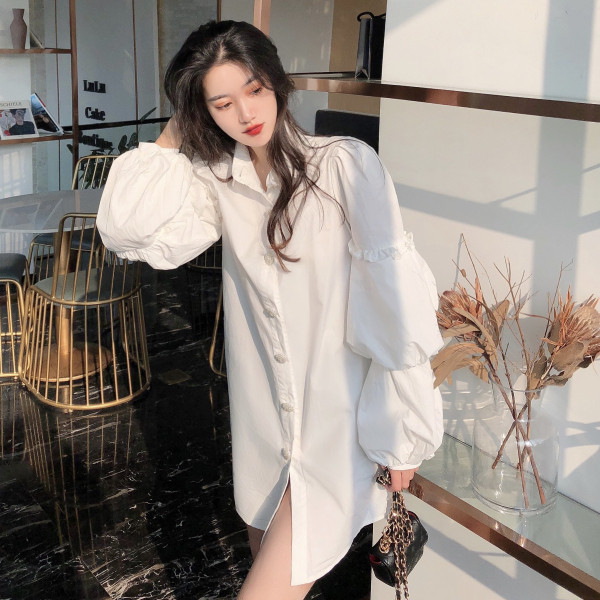 Stilīga sieviešu balta kleita ar klasisku apkakli, platām piedurknēm un pogām