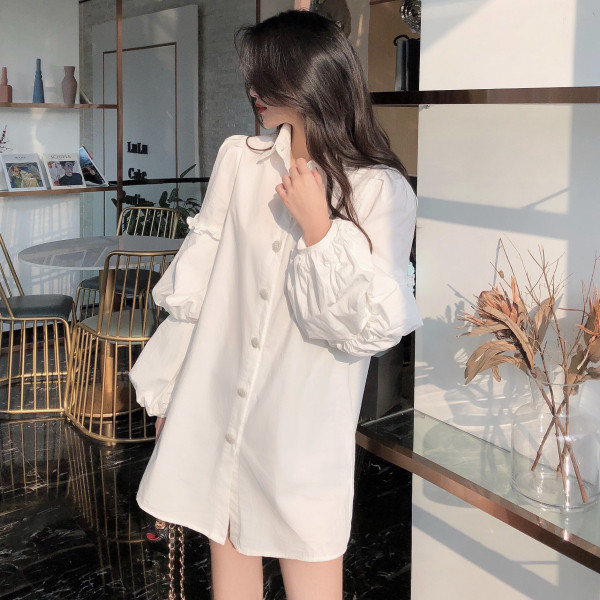 Stilīga sieviešu balta kleita ar klasisku apkakli, platām piedurknēm un pogām