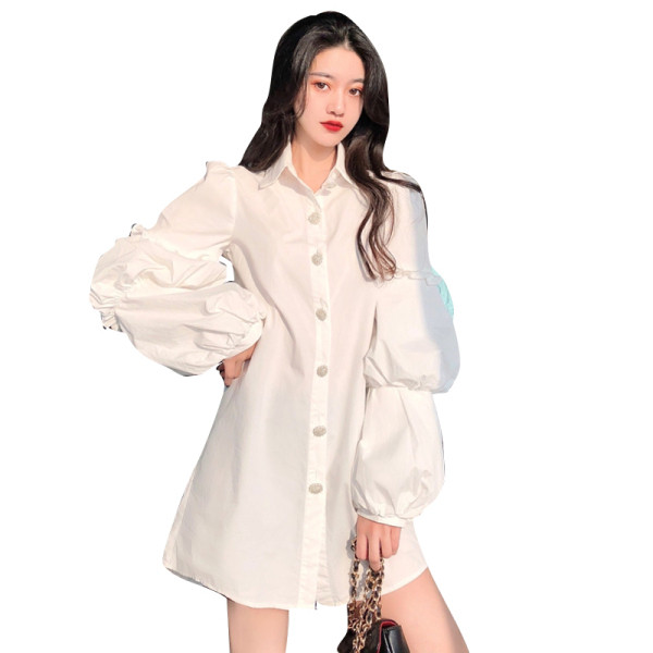 Stilīga sieviešu balta kleita ar klasisku apkakli, platām piedurknēm un pogām