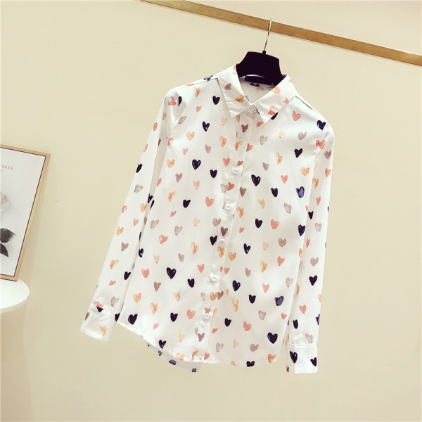 Alkalmi női ing rátétes szívecskékkel és klasszikus gallérral