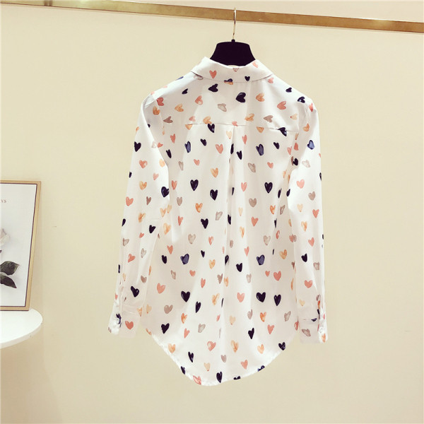 Alkalmi női ing rátétes szívecskékkel és klasszikus gallérral