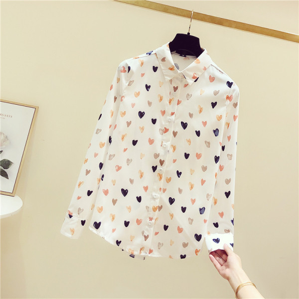 Alkalmi női ing rátétes szívecskékkel és klasszikus gallérral