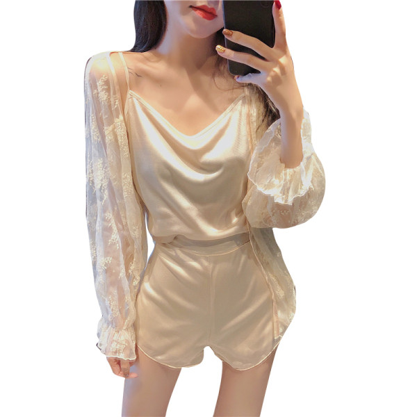 Naiste satiinist pidžaama kolmest osast - pitsist kardigan, topp ja lühikesed püksid