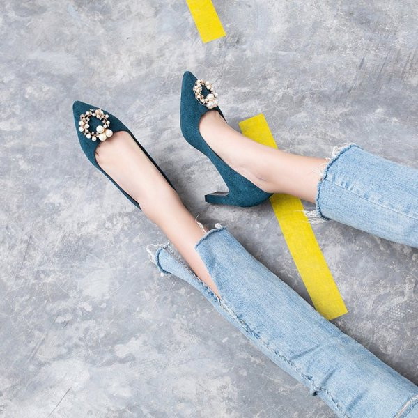 Sieviešu smailie apavi no eko zamšādas ar metāla apdari un pērlēm