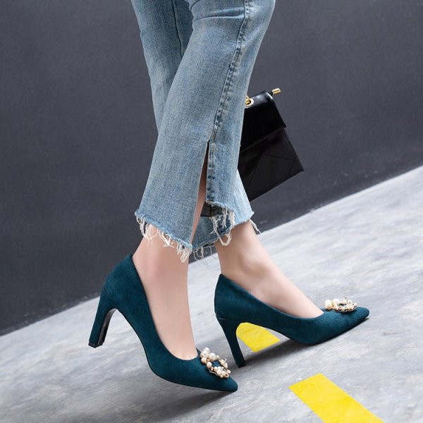 Sieviešu smailie apavi no eko zamšādas ar metāla apdari un pērlēm