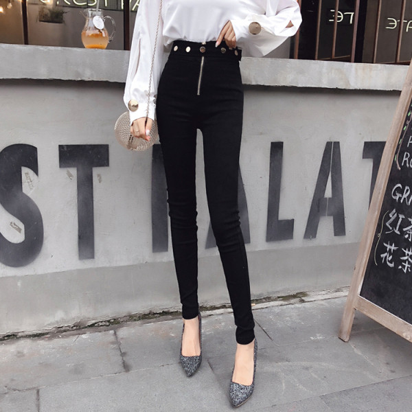 Prigludusios moteriškos juodos kelnės su užtrauktuku ir aukštu juosmeniu su diržu ir metaliniais elementais