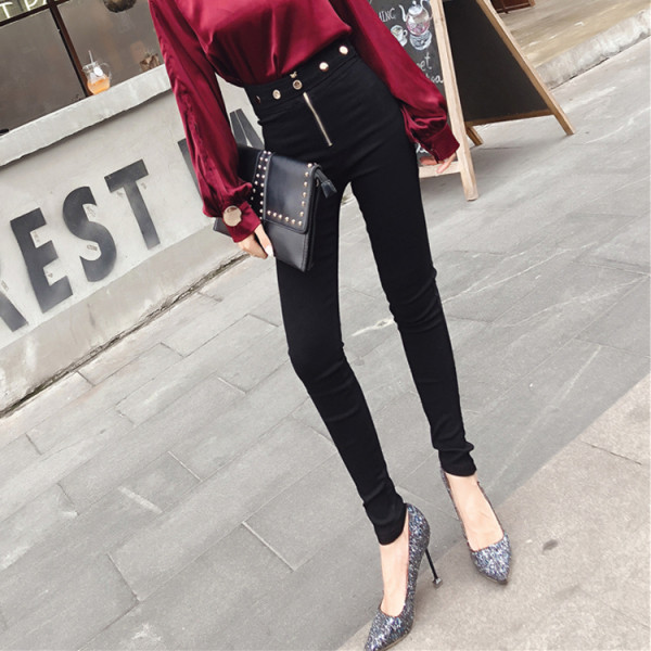 Prigludusios moteriškos juodos kelnės su užtrauktuku ir aukštu juosmeniu su diržu ir metaliniais elementais