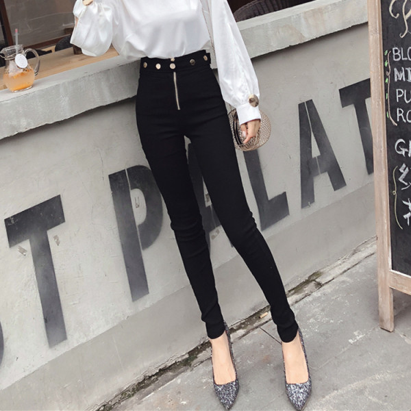 Prigludusios moteriškos juodos kelnės su užtrauktuku ir aukštu juosmeniu su diržu ir metaliniais elementais