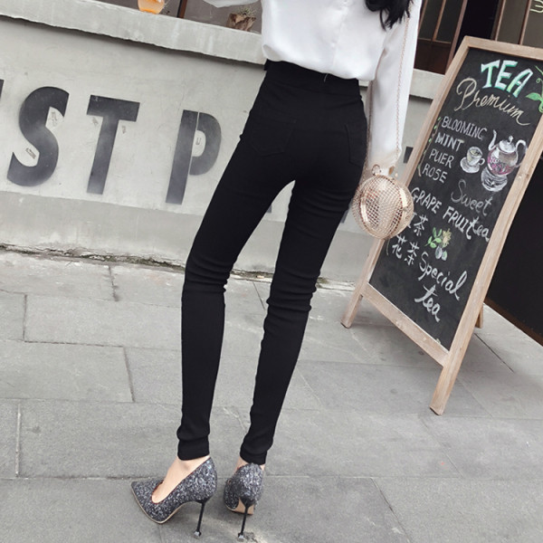 Prigludusios moteriškos juodos kelnės su užtrauktuku ir aukštu juosmeniu su diržu ir metaliniais elementais