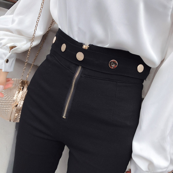 Prigludusios moteriškos juodos kelnės su užtrauktuku ir aukštu juosmeniu su diržu ir metaliniais elementais