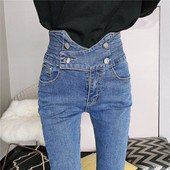 Testhezálló női farmer magas derékkal és gombokkal