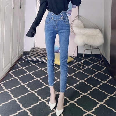 Testhezálló női farmer magas derékkal és gombokkal