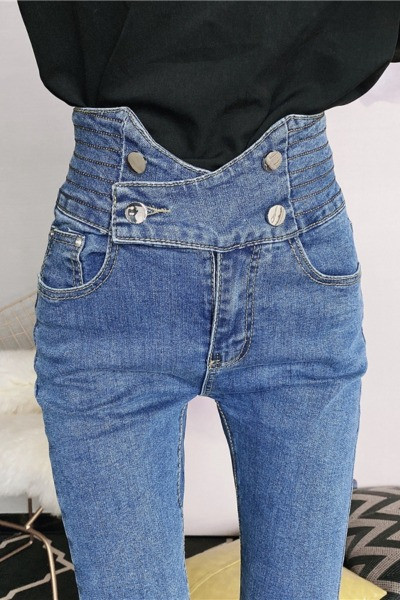 Testhezálló női farmer magas derékkal és gombokkal