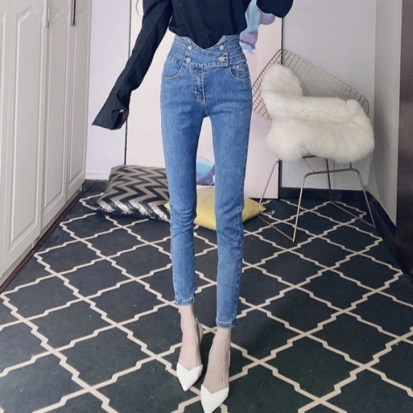 Testhezálló női farmer magas derékkal és gombokkal