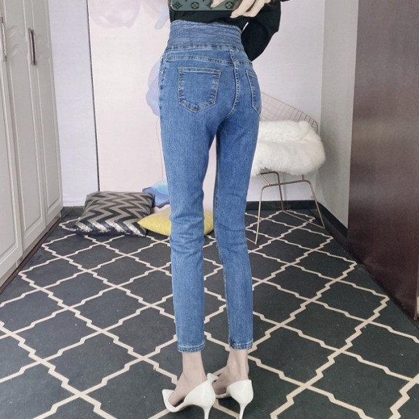 Testhezálló női farmer magas derékkal és gombokkal