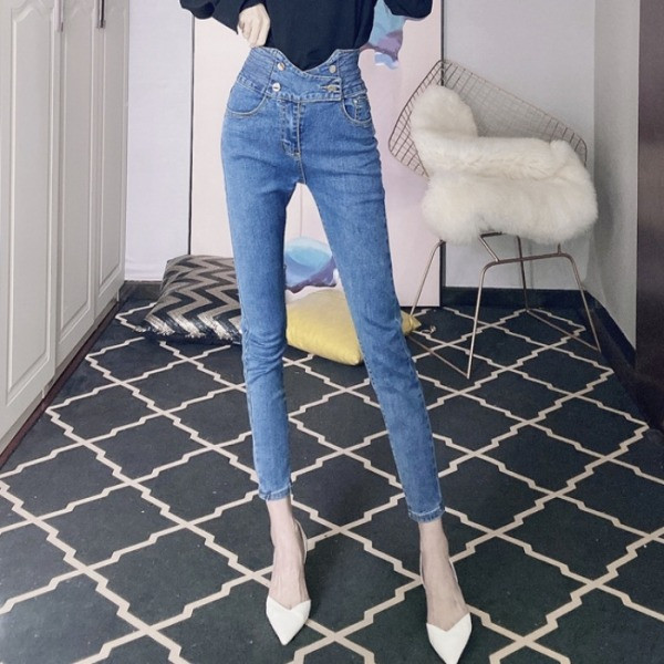 Testhezálló női farmer magas derékkal és gombokkal