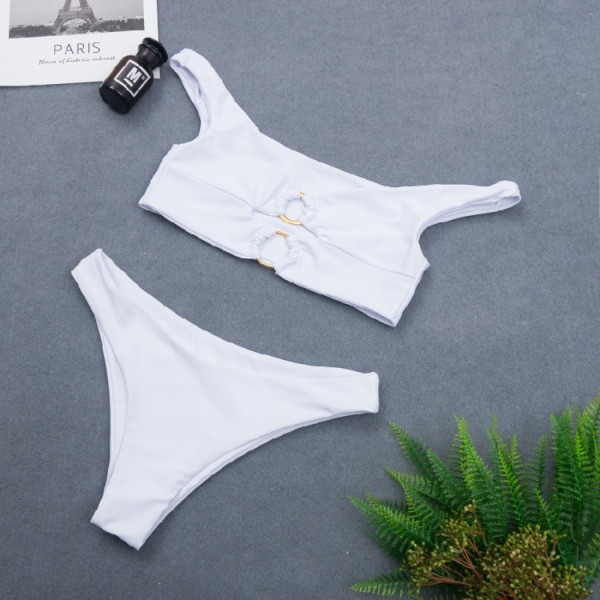 Dviejų dalių moteriškas maudymosi kostiumėlis su metaliniais žiedais viršuje baltos spalvos