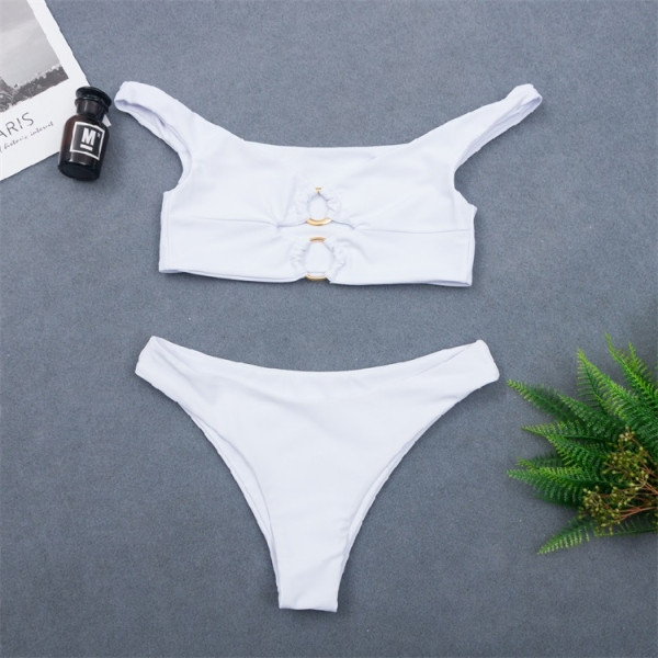 Dviejų dalių moteriškas maudymosi kostiumėlis su metaliniais žiedais viršuje baltos spalvos