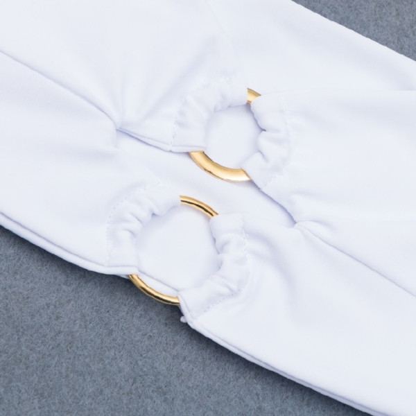 Dviejų dalių moteriškas maudymosi kostiumėlis su metaliniais žiedais viršuje baltos spalvos