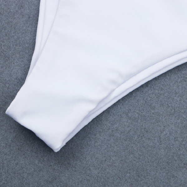 Dviejų dalių moteriškas maudymosi kostiumėlis su metaliniais žiedais viršuje baltos spalvos