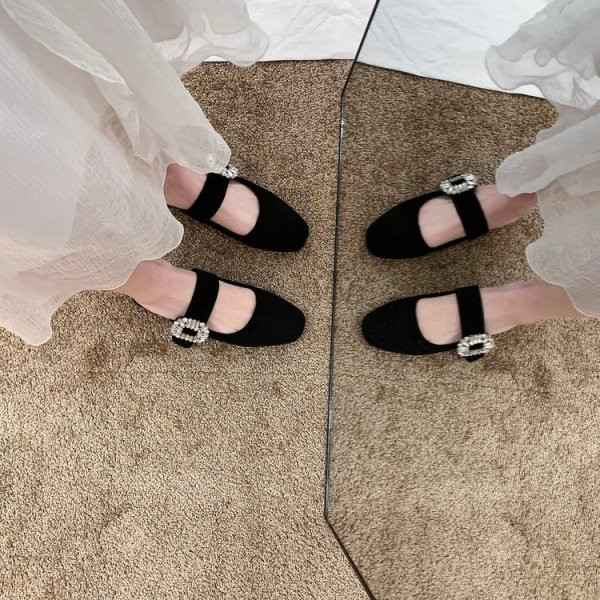 Sieviešu modernas čības no eko zamšādas un sprādzes