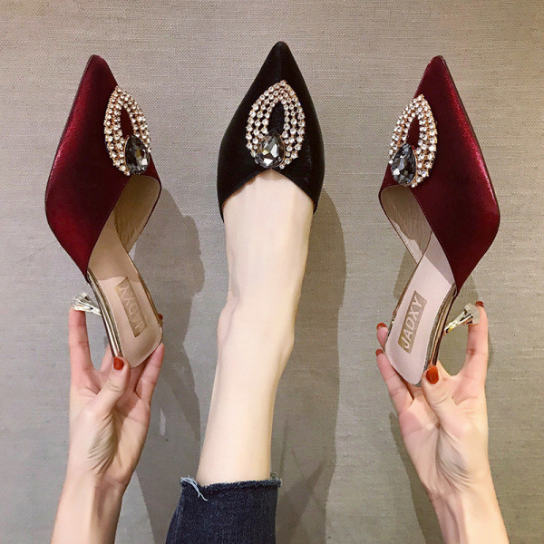 Elegantas sieviešu čības no eko zamšādas ar metāla apdari un akmentiņiem