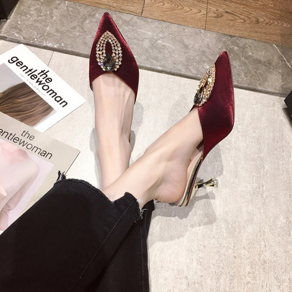 Elegantas sieviešu čības no eko zamšādas ar metāla apdari un akmentiņiem