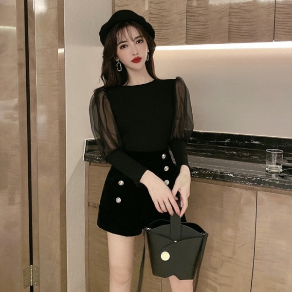 Stílusos női blúz necc ujjakkal és ovális nyakkivágással