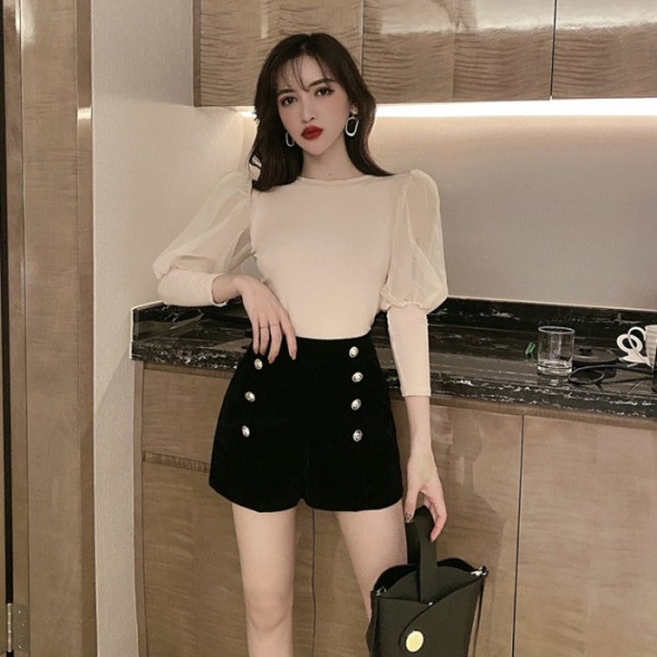 Stílusos női blúz necc ujjakkal és ovális nyakkivágással