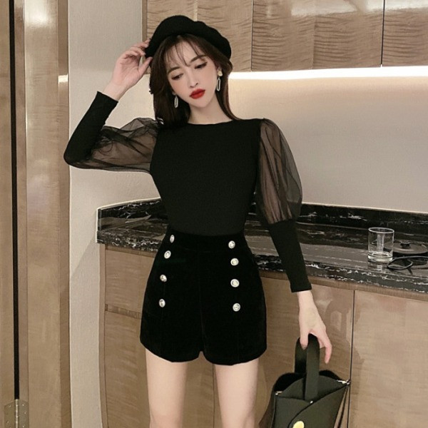 Stílusos női blúz necc ujjakkal és ovális nyakkivágással