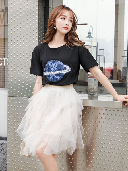 Modern női szoknya gumírozott derékkal és tüllvel