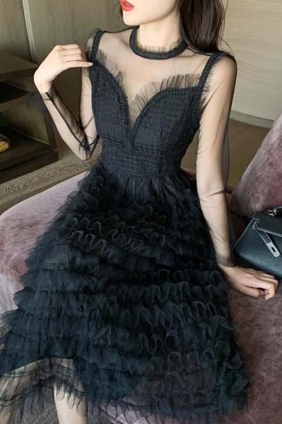 Moderna sieviešu kleita ar vidēju garumu, garām piedurknēm un tillu