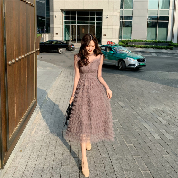 Moderna sieviešu kleita ar vidēju garumu, garām piedurknēm un tillu