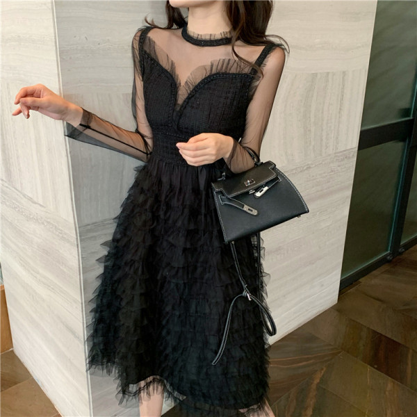 Moderna sieviešu kleita ar vidēju garumu, garām piedurknēm un tillu