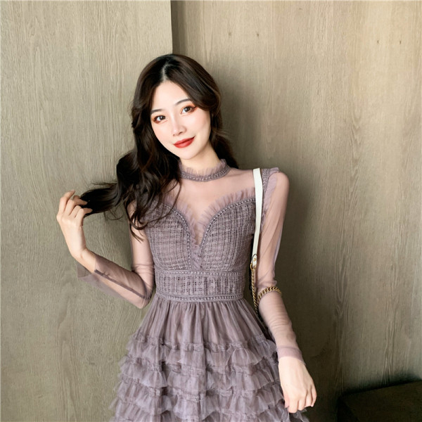 Moderna sieviešu kleita ar vidēju garumu, garām piedurknēm un tillu