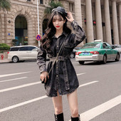 Női farmer ruha klasszikus gallérral, gombokkal és övvel