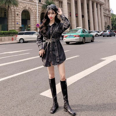 Női farmer ruha klasszikus gallérral, gombokkal és övvel