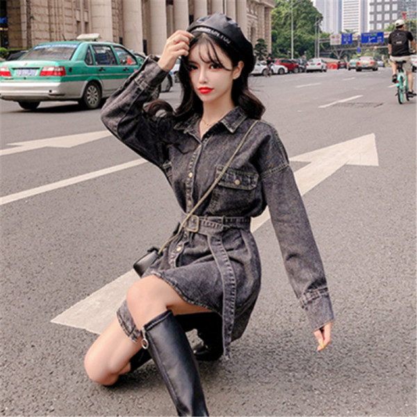 Női farmer ruha klasszikus gallérral, gombokkal és övvel