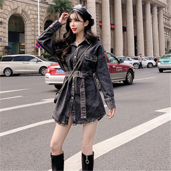 Női farmer ruha klasszikus gallérral, gombokkal és övvel