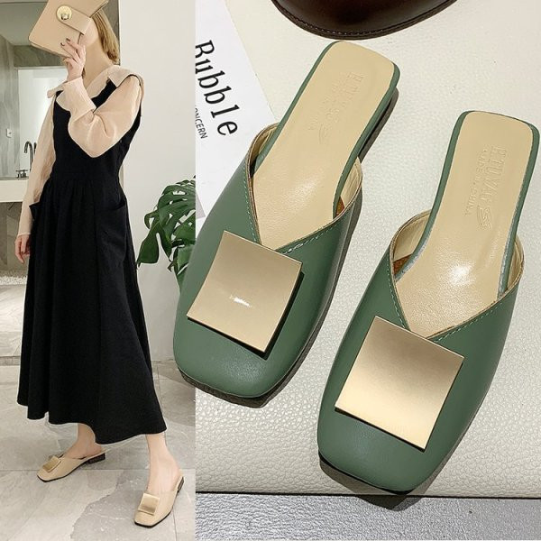 Moteriškos laisvalaikio odinės šlepetės plokščiu padu ir metalo apdaila